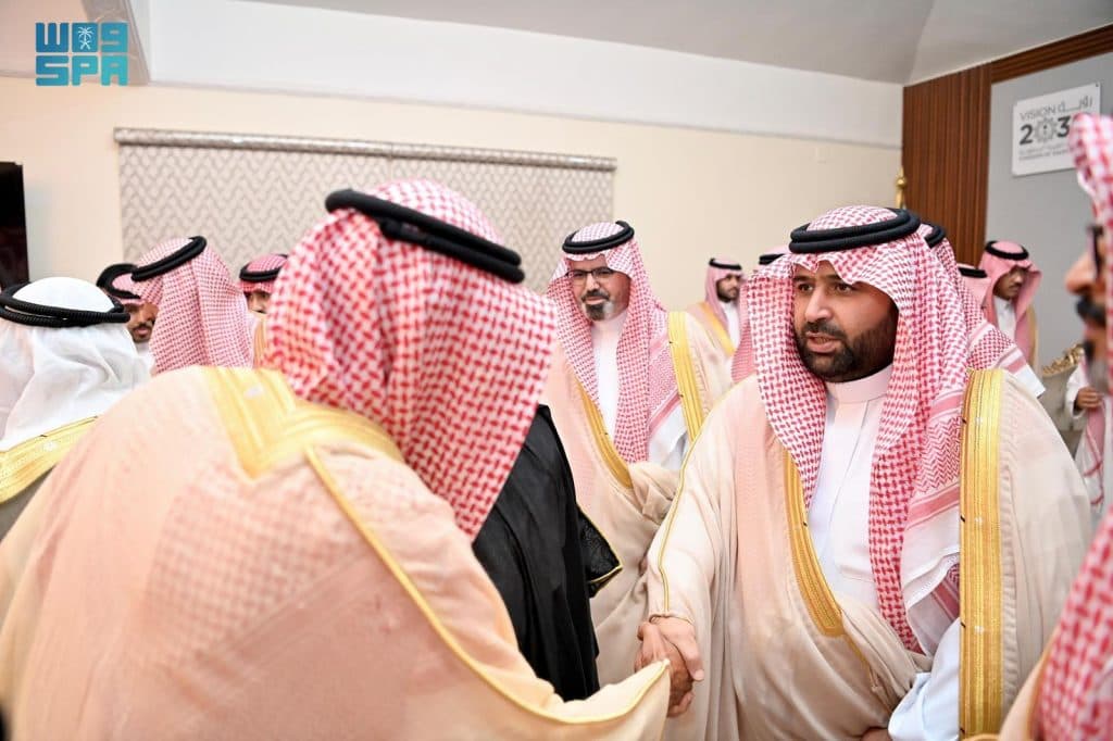 أمير منطقة جازان ونائبه يلتقيان مشايخ وأهالي جزر فرسان