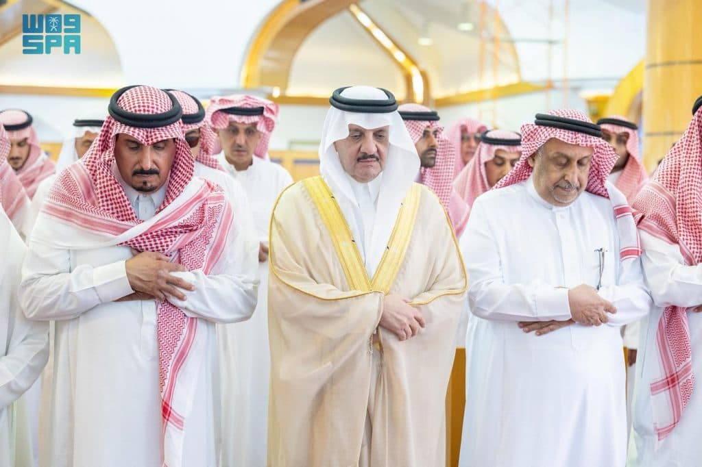 أمير المنطقة الشرقية يؤدي صلاة الميت على والدة سعود العطيشان