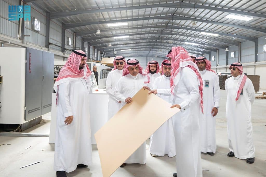 نائب وزير الصناعة والثروة المعدنية يلتقي المستثمرين في غرفة بريدة ويزور عدة منشآت صناعية