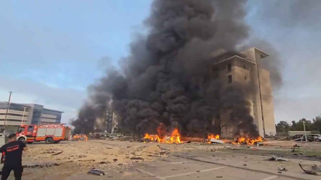 أدت لأضرار كبيرة بالمباني والسيارات منها مبنى “مايكروسوفت”.. إيران تطلق مجموعة من الصواريخ على إسرائيل صباح اليوم