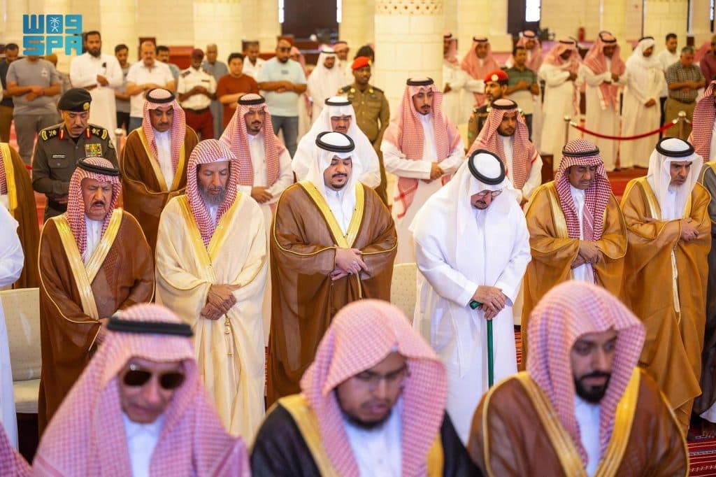 نائب أمير الرياض يؤدي صلاة الميت على صاحب السمو الأمير مشعل بن عبدالله بن فهد بن فيصل بن فرحان آل سعود