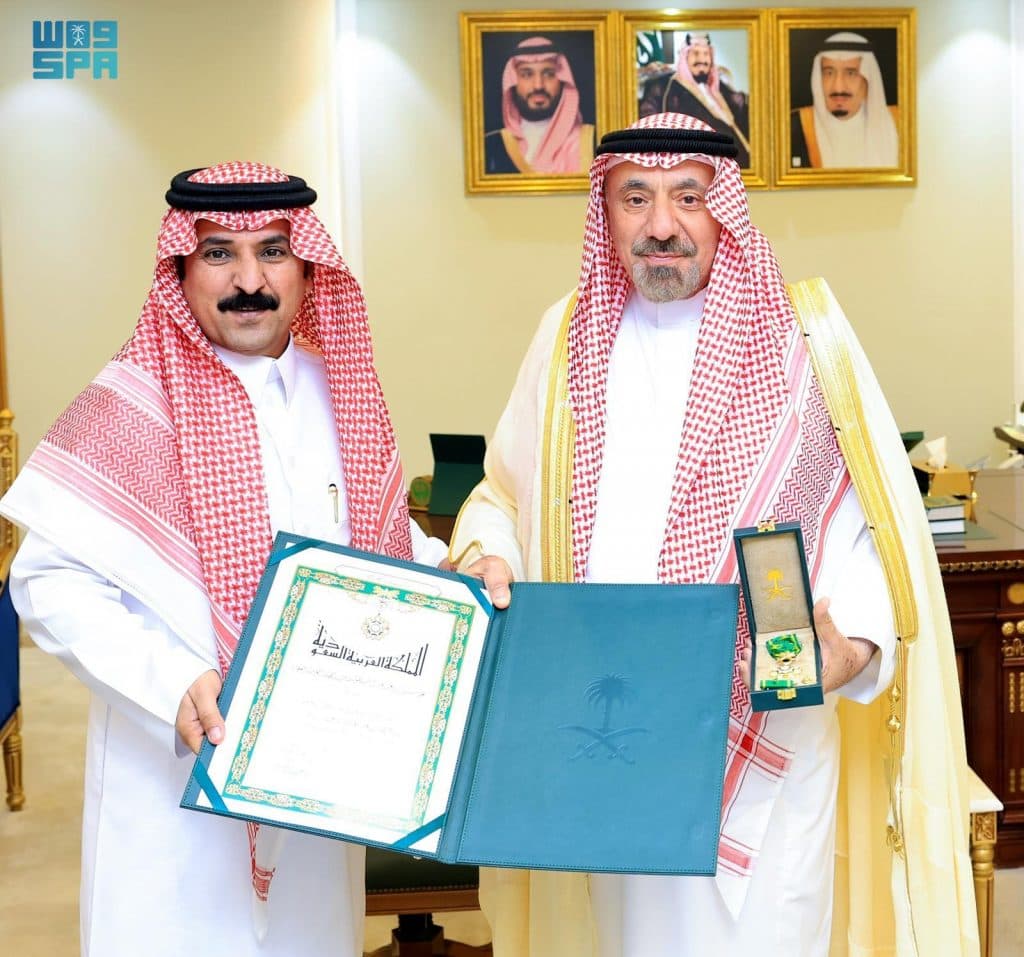 أمير نجران يسلّم رئيس مركز منادي وسام الملك عبدالعزيز من الدرجة الثالثة لتبرعه لوالدته بإحدى كليتيه
