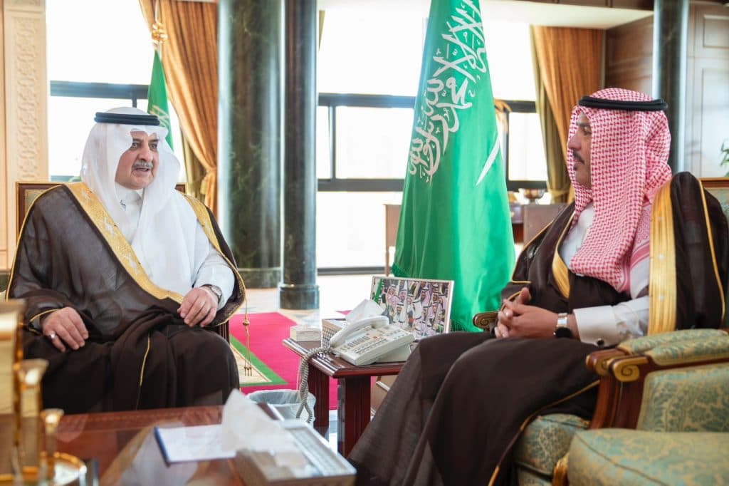 اطلع على تقرير عن أعماله وإنجازاته.. أمير تبوك يستقبل المدير العام لفرع وزارة التجارة بالمنطقة