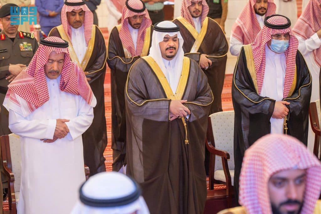 نائب أمير الرياض يؤدي صلاة الميت على الأمير فيصل بن خالد بن سعود بن محمد آل سعود بن فيصل آل سعود