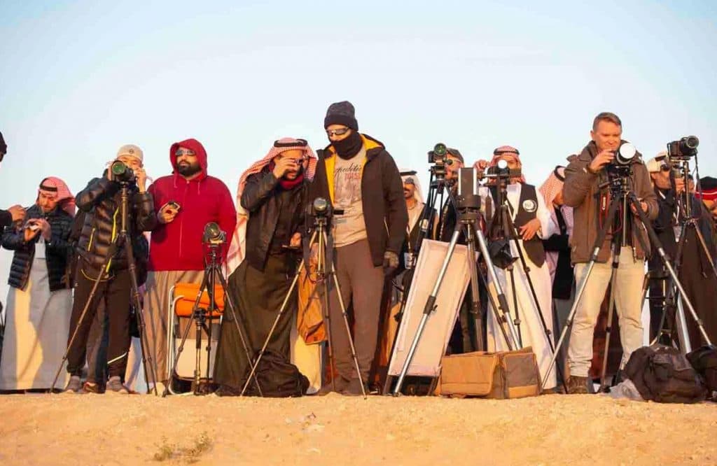 هواة يوثقون ظاهرة كسوف الشمس بالأحساء