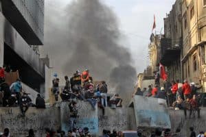مقتل 8 متظاهرين في مواجهات مع قوات الأمن بجنوب العراق