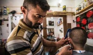 الحوثي يجبر صالونات الحلاقة على اعتماد “قصات” معينة للزبائن