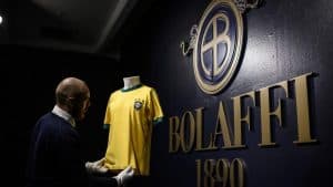 بيع قميص لبيليه ب30 الف يورو في مزاد
