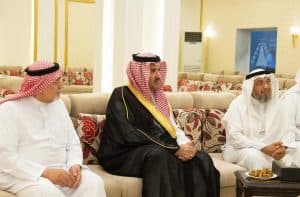 أمير المدينة يقدم واجب العزاء لأسرة الفقيد الأديب عبدالفتاح أبومدين