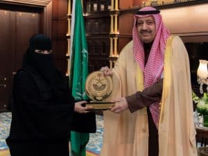 أمير الباحة يكرّم سعوديتين.. احداهما انشأت فريقا تطوعيا والأخرى انقذت مصابا