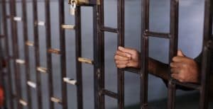 شرطة الرياض تقبض على شخصين روّجا لبيع أوراق قابلة للتزييف من فئة الدولار