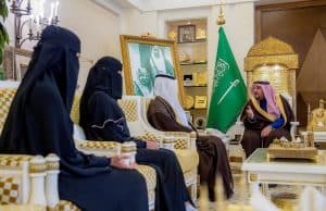 أمير القصيم يكرم ممرضة ومواطنة لمبادرتهما في إسعاف أسرة تعرضت لحادث