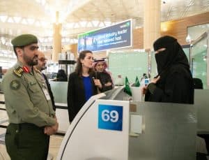 وفد من السفارة الأمريكية يزور جوازات مطار الملك خالد الدولي