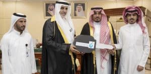نائب أمير نجران يسلم سيارة لمستفيد من برنامج قرض سيارات الأجرة الخاصة