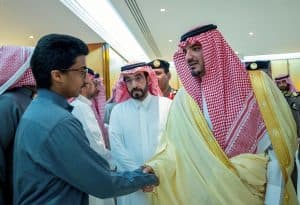 وزير الداخلية يزور مدير إدارة الدوريات الأمنية بالمدينة المنورة