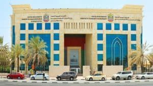 الإمارات توقف مؤقتاً كافة تصاريح العمل