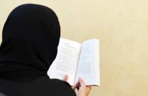 قراءة الكتب وممارسة الفنون فعاليات منزلية لشباب عسير
