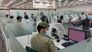 إنفاذاً لتوجيهات خادم الحرمين.. تمديد فترة استخدام تأشيرات “الخروج والعودة” للوافدين داخل المملكة دون مقابل