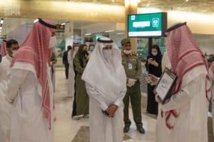 وزير السياحة يتفقد إجراءات استقبال المواطنين العائدين للمملكة ونقلهم إلى الفنادق