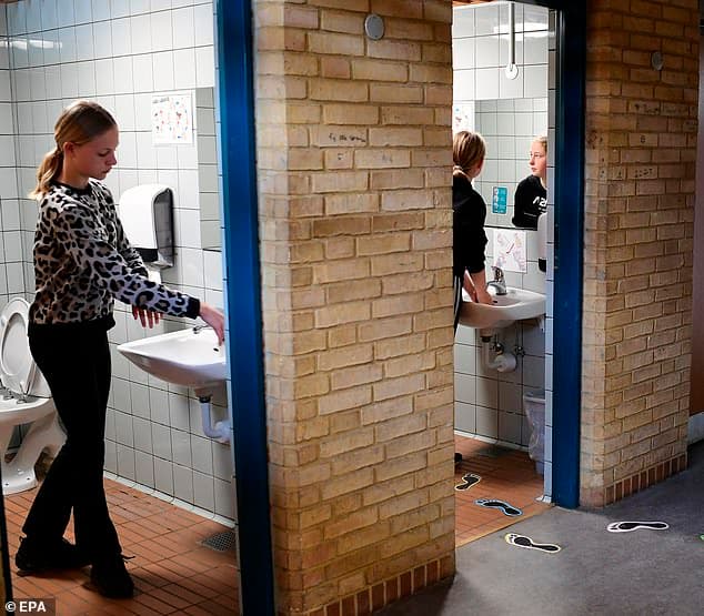 27218430-8221163-Pupils_wash_their_hands_during_a_break_at_Korshoej_school_in_Ran-a-9_1586958390310