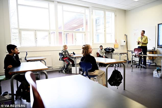 27218434-8221163-Danish_Prime_Minister_Mette_Frederiksen_speaks_with_pupils_as_sh-a-5_1586958390273