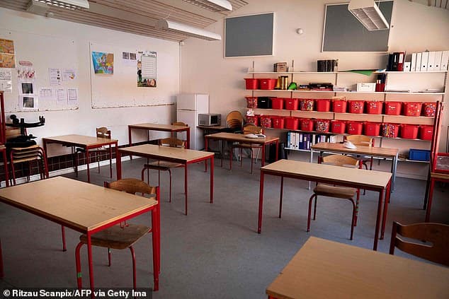 27223264-8221163-Pupils_from_first_to_fifth_grade_are_returning_to_schools_today_-a-11_1586958391503