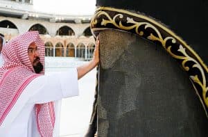 السديس يشارك في غسل الكعبة وتعقيمها وتطييبها
