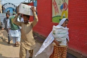 مركز الملك سلمان للإغاثة يواصل لليوم الرابع على التوالي توزيع السلال الغذائية الرمضانية في باكستان