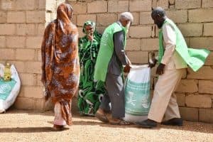 مركز الملك سلمان للإغاثة يوزع 585 سلة غذائية للمحتاجين في السودان