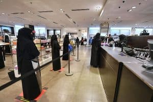 الموظفات يعدن لأعمالهن في المجمعات التجارية وسط احترازات عالية