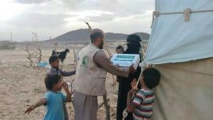 مركز الملك سلمان للإغاثة يوزع 11,750 كرتون تمور في عدة محافظات يمنية