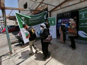 مركز الملك سلمان للإغاثة يواصل توزيع السلال الغذائية للمحتاجين في الأردن
