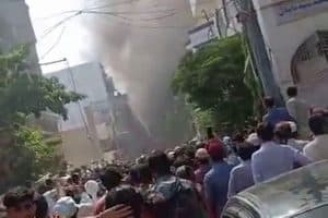 تحطم طائرة ركاب باكستانية على متنها 99 مسافرًا في حي سكني