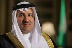 أمير المدينة المنورة يهنئ والد الرضيعة المفقودة بعودتها سالمة