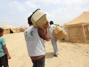 مركز الملك سلمان يوزع 640 حقيبة إيوائية للنازحين قرب صعدة