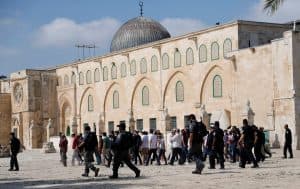عشرات المستوطنين يقتحمون المسجد الأقصى .. وقوات الاحتلال تعتقل 11 فلسطينياً ويهدمون منازلاً بالضفة