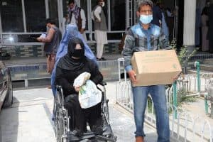 مركز الملك سلمان يواصل توزيع التمور للأسر المحتاجة بأفغانستان