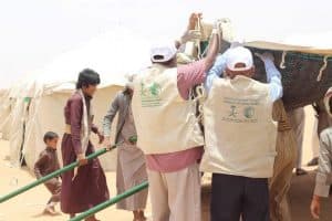 مركز الملك سلمان يوزع مساعدات إيوائية لنازحي صعدة