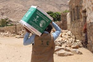 مركز الملك سلمان للإغاثة يوزع 14 طنًا من السلال الغذائية في محافظة سقطرى اليمنية