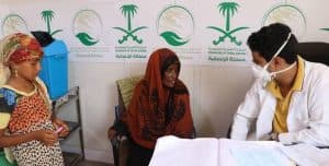 عيادات مركز الملك سلمان للإغاثة تواصل تقديم العلاج في مديرية الخوخة بالحديدة
