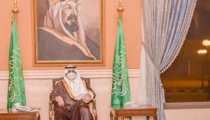 أمير تبوك يستقبل مسؤولي الإدارات الحكومية وجمعاً من أهالي المنطقة