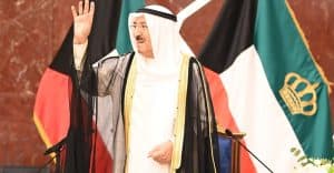 أمير الكويت يجري عملية جراحية ناجحة