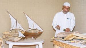 يد الحلواني تبرع في صناعة السفن التراثية