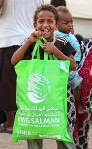 مركز الملك سلمان للإغاثة يواصل توزيع كسوة العيد للأطفال في عدن
