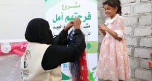 مركز الملك سلمان للإغاثة يواصل توزيع كسوة العيد للأطفال اليمنيين في المهرة