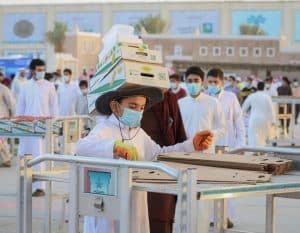 بائع الكراتين يلفت الأنظار في سوق تمور عنيزة