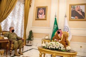 نائب وزير الدفاع يلتقي برئيس هيئة الأركان المشتركة الأمريكية