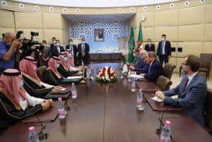 وزير الخارجية يبحث مع نظيره الجزائري تعزير العلاقات بين البلدين وتطورات الأوضاع الإقليمية