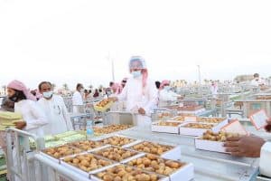 برامج احترازية وفحص طبي للزوار والمتسوقين في سوق عنيزة للتمور
