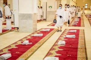الشؤون الإسلامية توزع هدية لجميع ضيوف الرحمن بمسجد نمرة